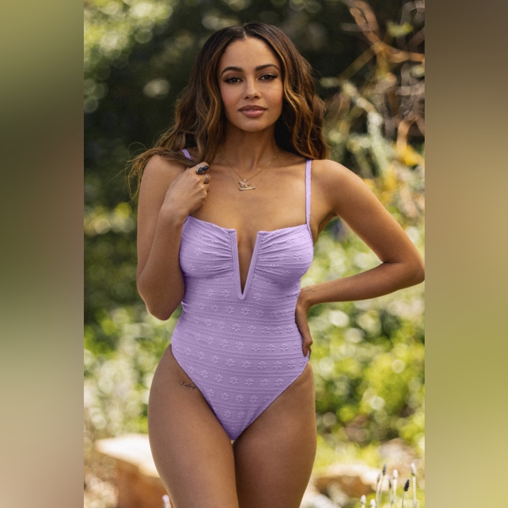 NWT CUPSHE Daisy Eyelet Plunge V-Wire One Piece Swimsuit